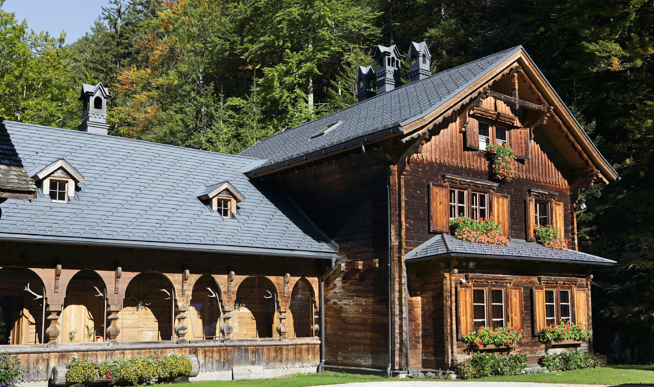 Rustikálna poľovnícka chata, Rothschildhaus, zrekonštruovaná strešným šindľom PREFA vo farbe P.10 antracitová