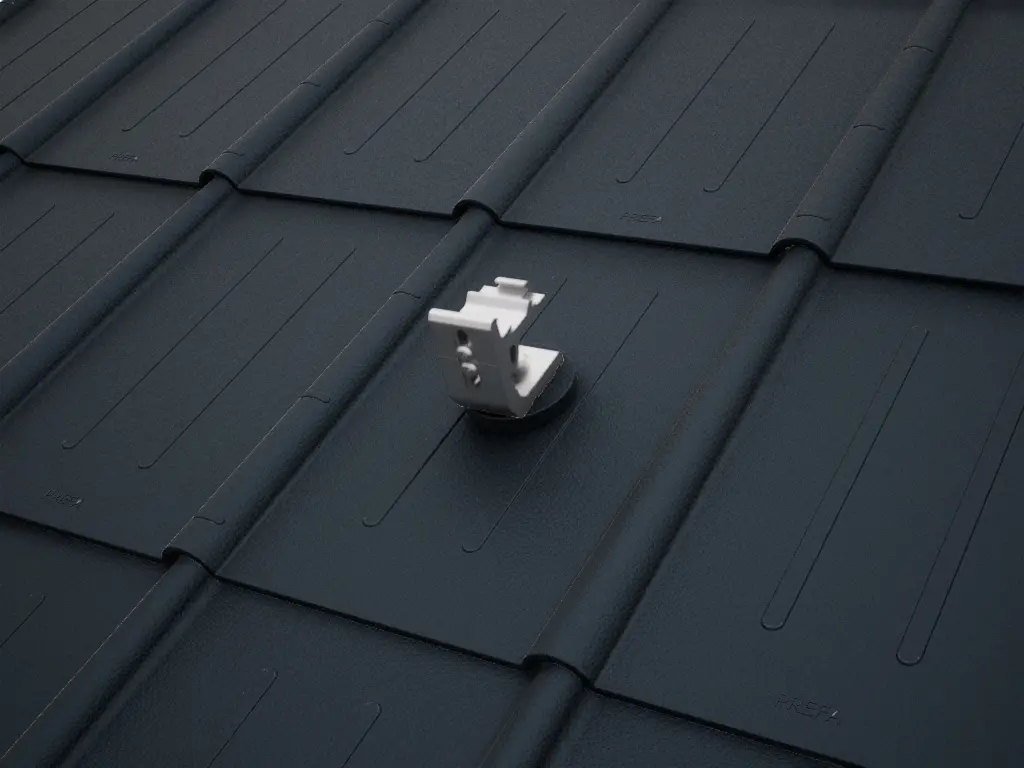 Detailný pohľad na solárny držiak PREVARIO 3.S namontovaný na tmavej streche s falcovanými škridlami PREFA.