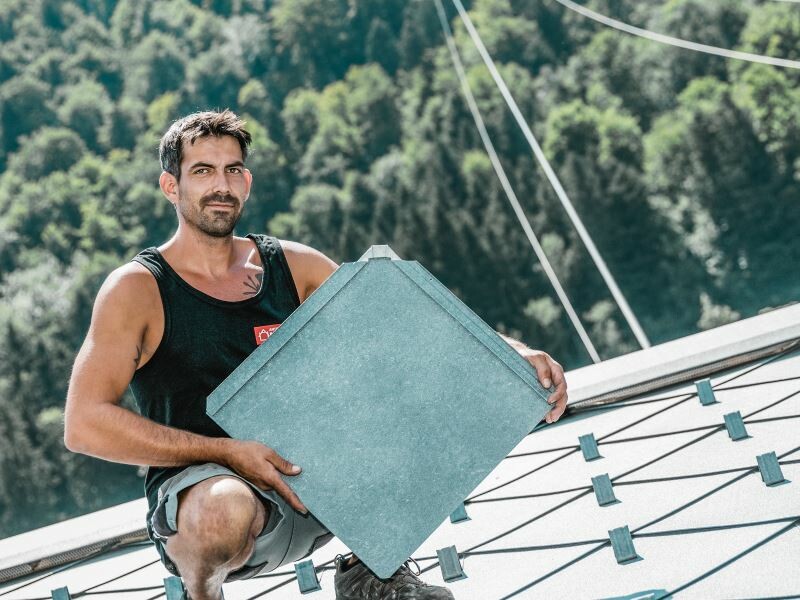 Spracovateľská firma Anton Ulrich prezentuje na streche falcovanú šablónu 44 x 44 s povrchom P.10 kamenná šedá