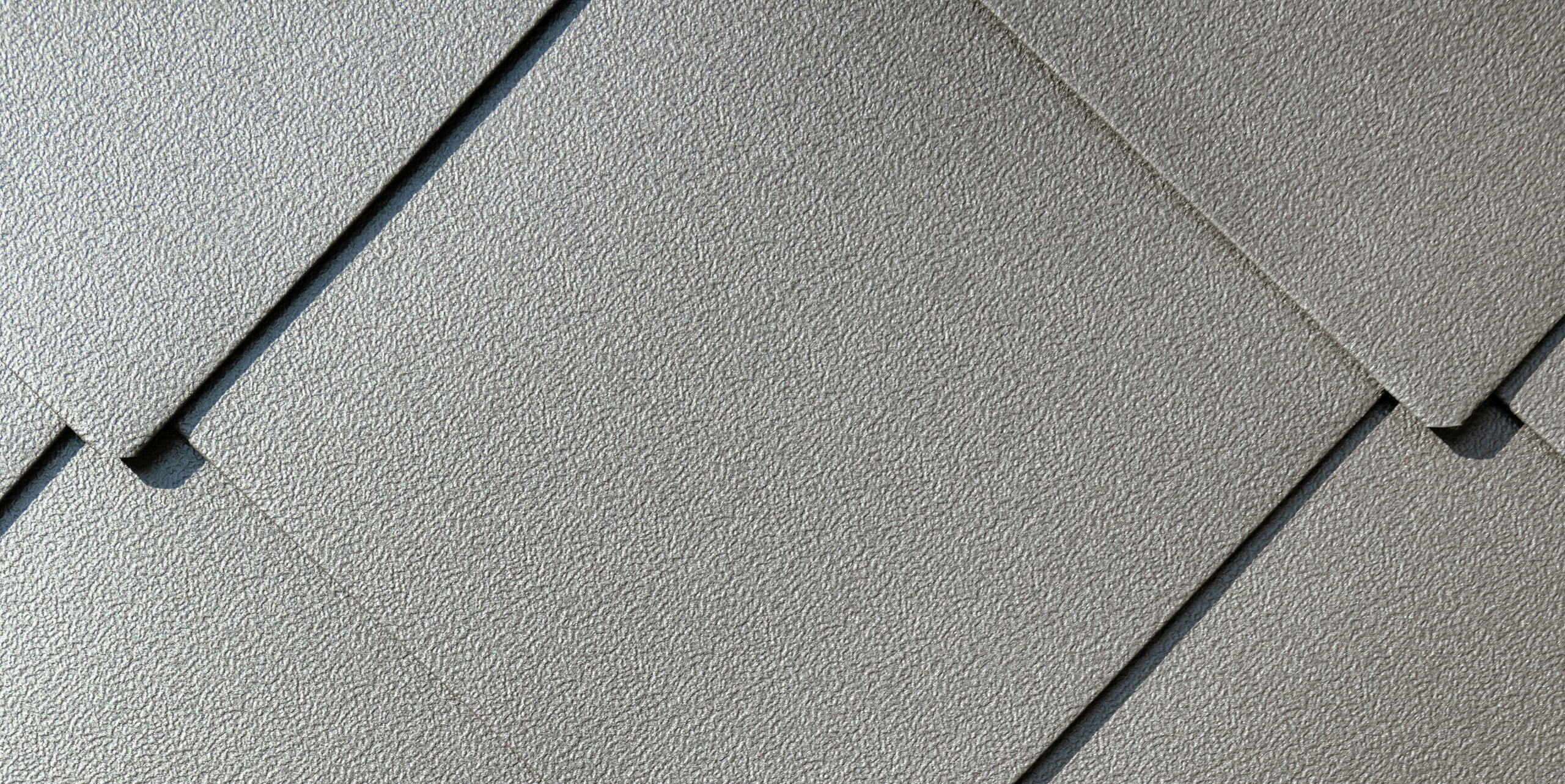 Prístrešok v Allevard bol pokrytý strešnou šablónou PREFA 44x44 vo farbe orieškovohnedá P.10.