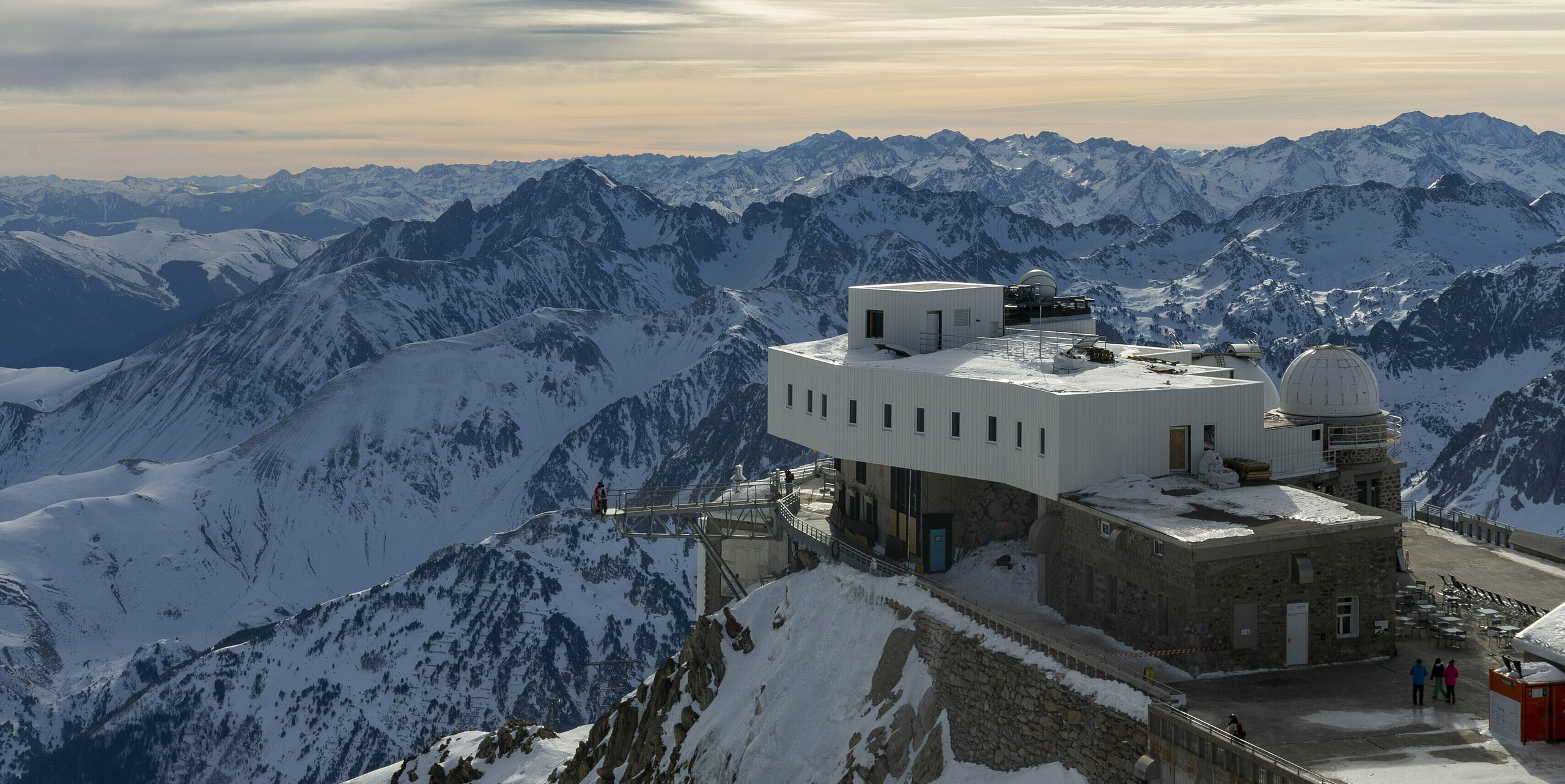 Observatórium Midi-Pyrénées, ktoré bolo značne zrekonštruované a rozšírené, sa nachádza na vrchole zasneženej hory. Fasáda bola navrhnutá z PREFALZu vo farbe P.10 čistá biela, čo sa ukázalo ako ideálne vzhľadom na extrémne vysokohorské podmienky. Odolnosť voči poveternostným vplyvom, odolnosť voči korózii a nenáročná údržba v kombinácii s jednoduchou prepravou vrtuľníkom z neho urobili optimálnu voľbu. Stavebné práce, ktoré sa pre náročné podmienky mohli realizovať len v lete, trvali tri roky. V pozadí sa rozprestierajú majestátne zasnežené Pyreneje slnko presvitá cez biele oblaky a dodáva obrazu jas.