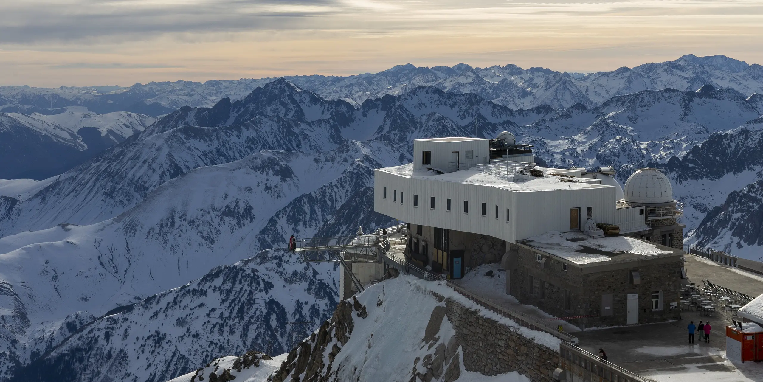 Observatórium Midi-Pyrénées, ktoré bolo značne zrekonštruované a rozšírené, sa nachádza na vrchole zasneženej hory. Fasáda bola navrhnutá z PREFALZu vo farbe P.10 čistá biela, čo sa ukázalo ako ideálne vzhľadom na extrémne vysokohorské podmienky. Odolnosť voči poveternostným vplyvom, odolnosť voči korózii a nenáročná údržba v kombinácii s jednoduchou prepravou vrtuľníkom z neho urobili optimálnu voľbu. Stavebné práce, ktoré sa pre náročné podmienky mohli realizovať len v lete, trvali tri roky. V pozadí sa rozprestierajú majestátne zasnežené Pyreneje slnko presvitá cez biele oblaky a dodáva obrazu jas.
