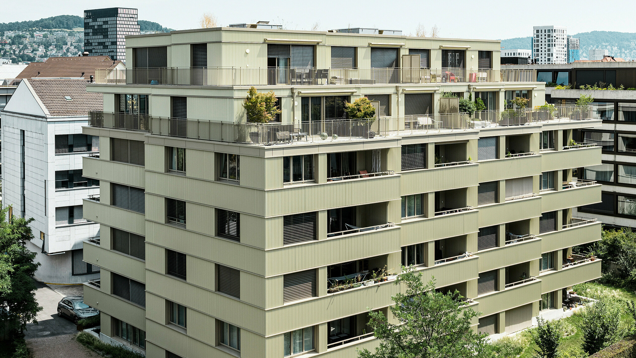 Moderná obytná budova „Stetterhaus“ v Altstetten, Zürich je zahalená do unikátnej fasády – prelamovaného profilu PREFA v špeciálnej farbe perleťová metalická.