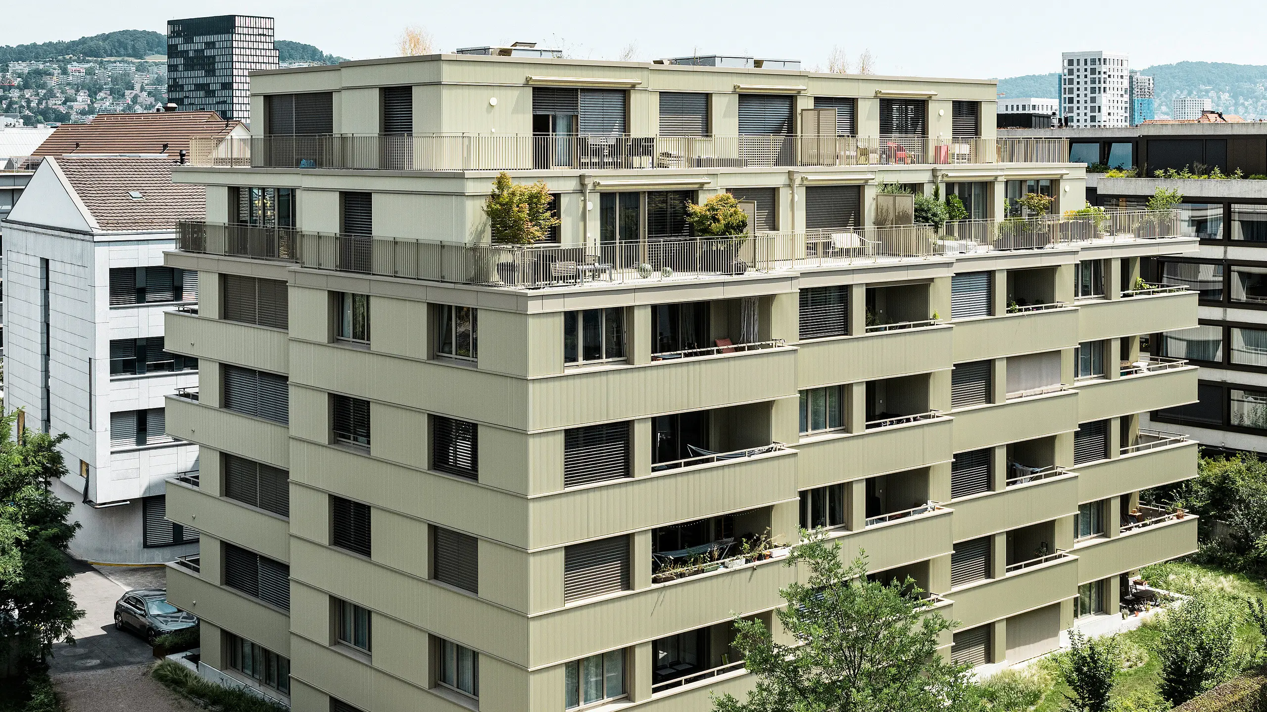 Moderná obytná budova „Stetterhaus“ v Altstetten, Zürich je zahalená do unikátnej fasády – prelamovaného profilu PREFA v špeciálnej farbe perleťová metalická.