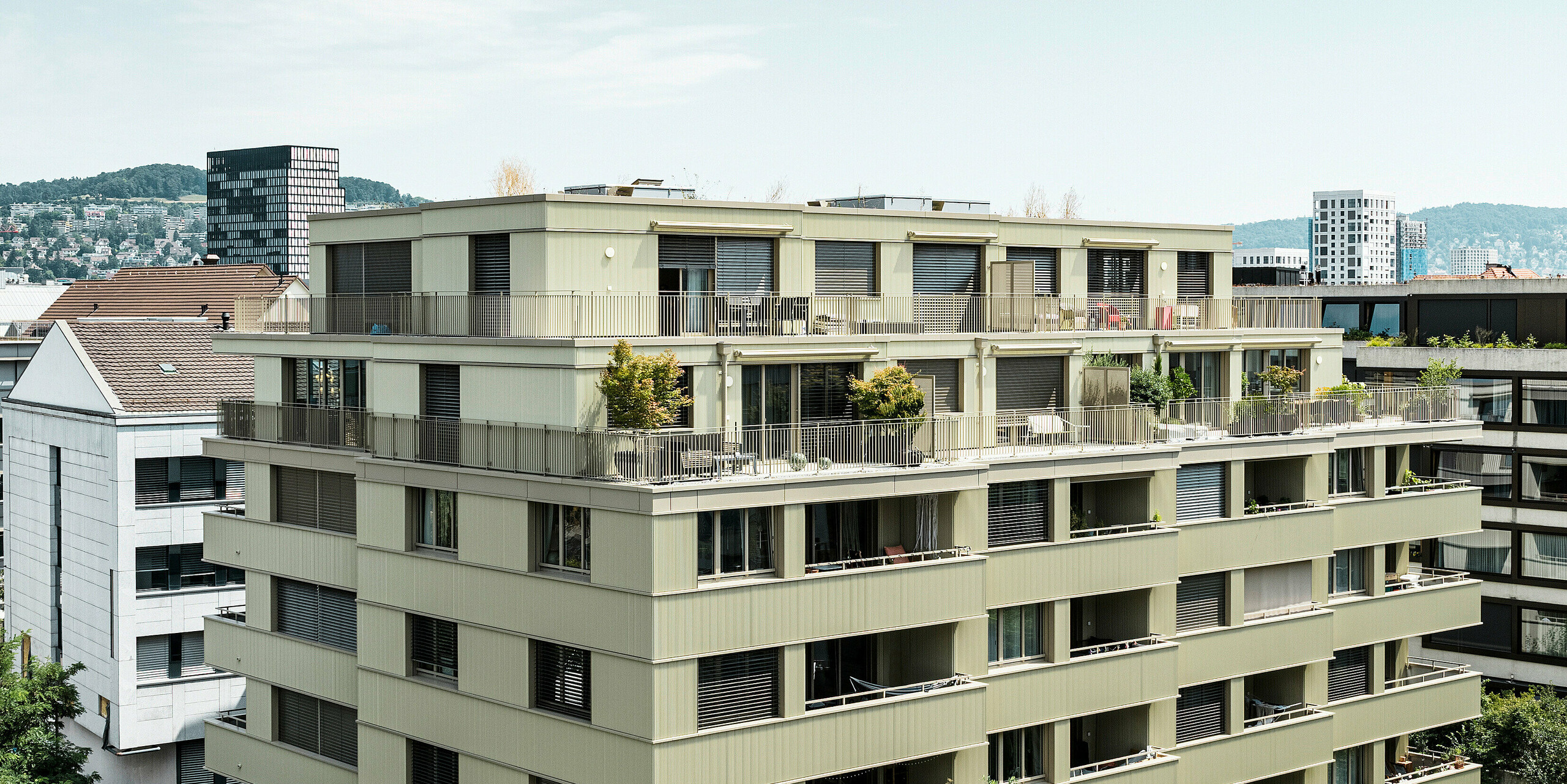 Moderná obytná budova „Stetterhaus“ v Altstetten, Zürich je zahalená do unikátnej fasády – prelamovaného profilu PREFA v špeciálnej farbe perleťová metalická.