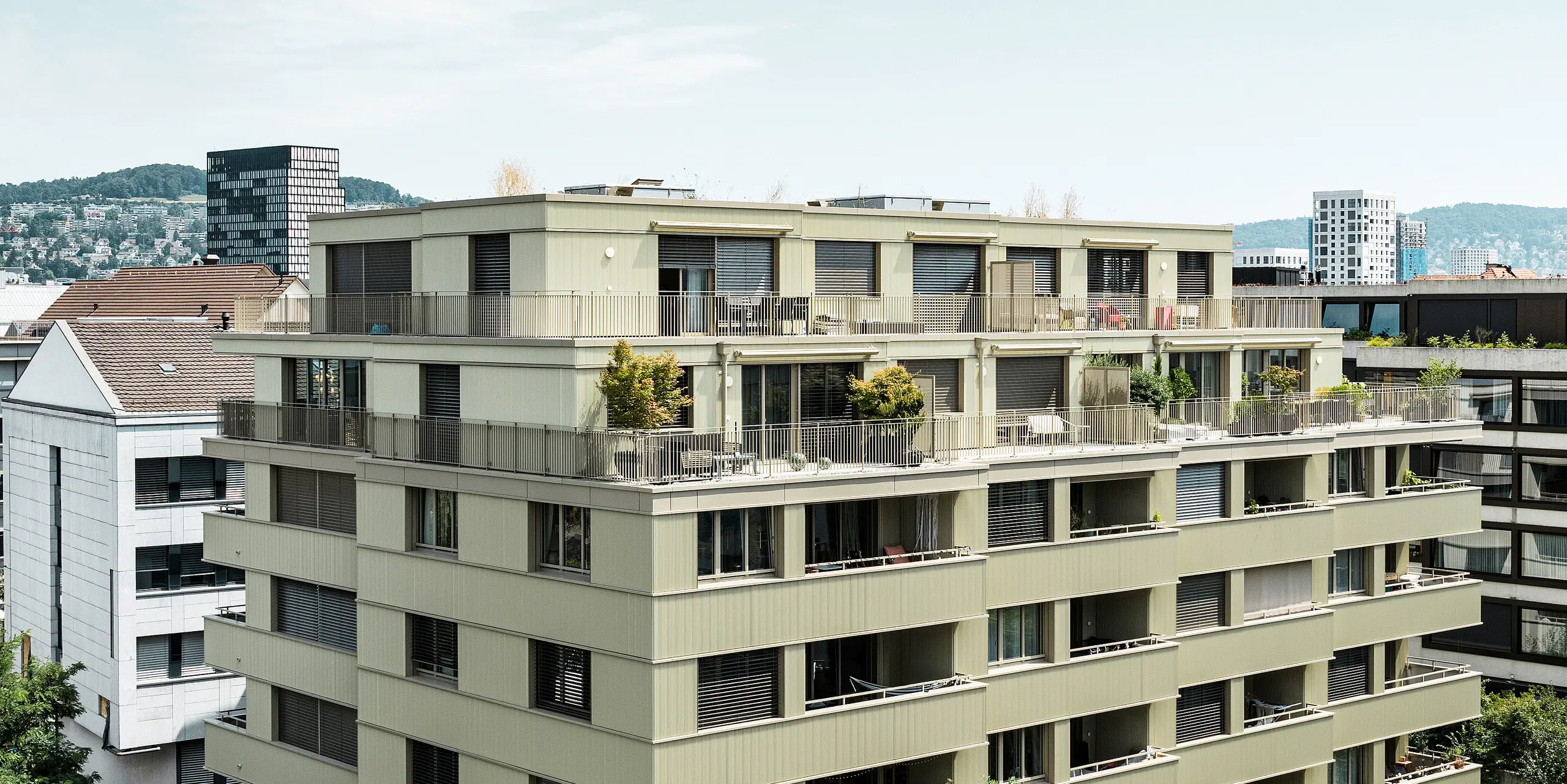 Moderná obytná budova „Stetterhaus“ v Altstetten, Zürich je zahalená do unikátnej fasády – prelamovaného profilu PREFA v špeciálnej farbe perleťová metalická.