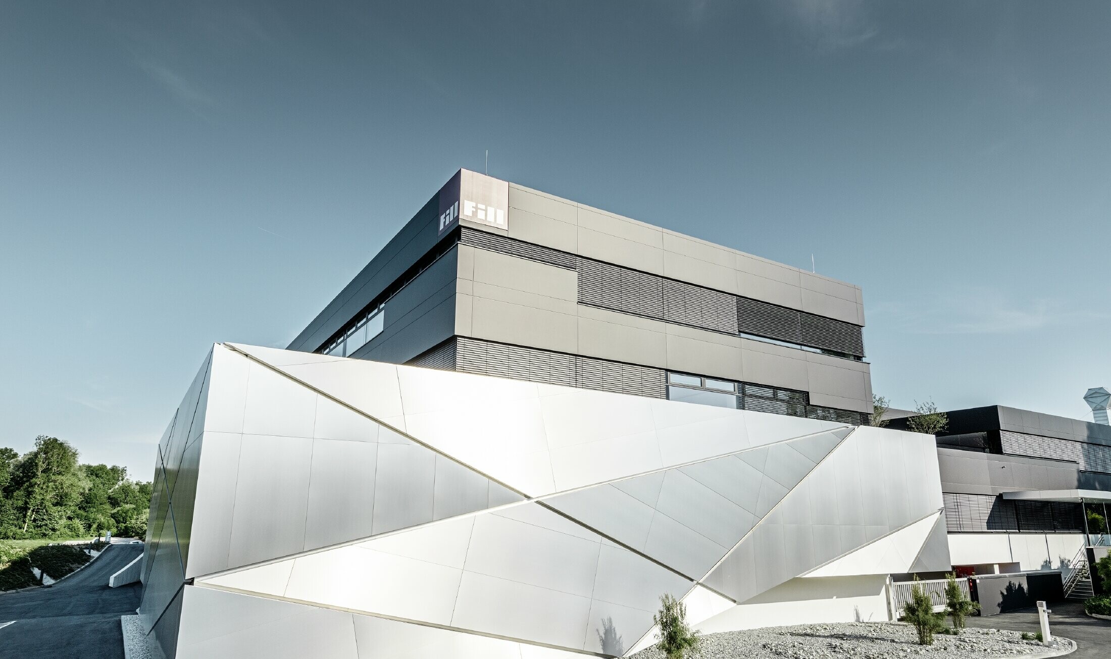 Firemná budova Fill s futuristickou fasádou z hliníkového kompozitného panela farby leštený hliník s podsvietenými fugami