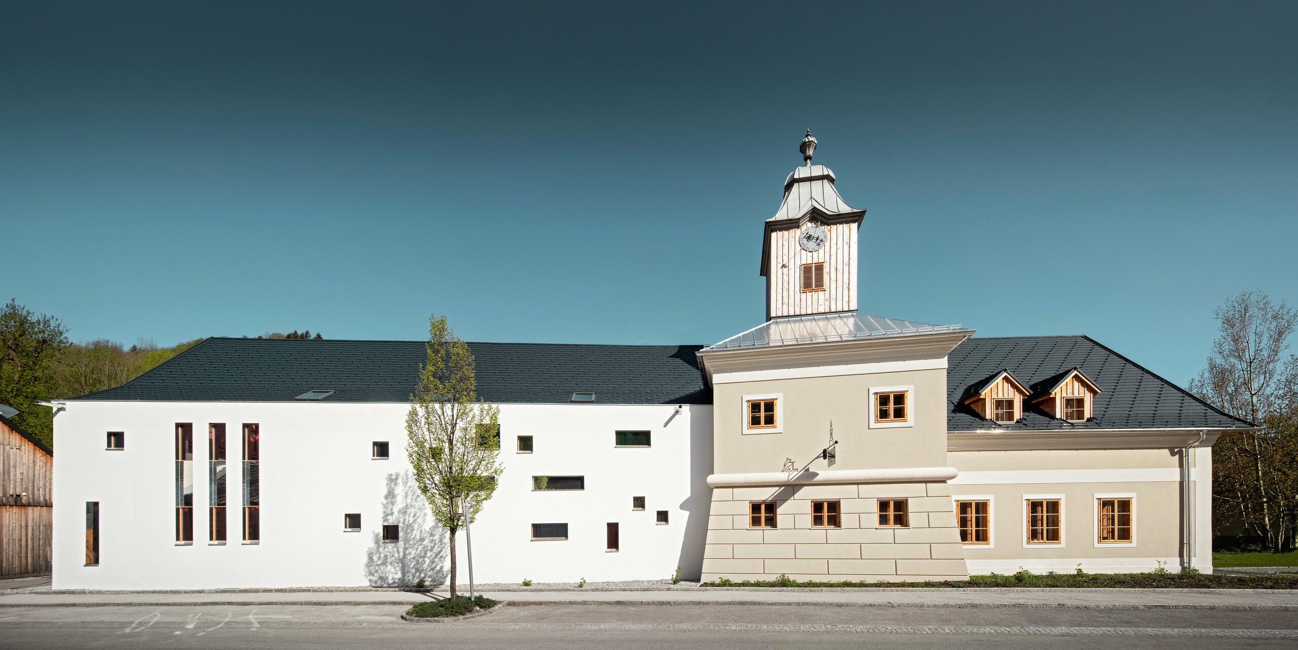 Strecha hotela Glockenturm v Marktli pri Lilienfelde bola pokrytá strešným šindľom PREFA v antracitovej farbe P.10. Systém odvodnenia strechy budovy bol zachovaný v pôvodnom odtieni prírodný hliník. Neďaleko hotela Glockenturm sa nachádza hostinec Leopold. Aj budova hostinca bola pokrytá výrobkami PREFA.