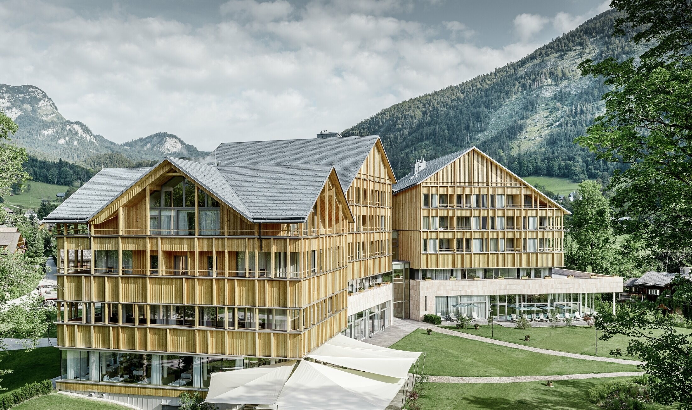 Hotel Vivamayr v Altaussee s drevenou fasádou a strešnou šindľovou strechou PREFA