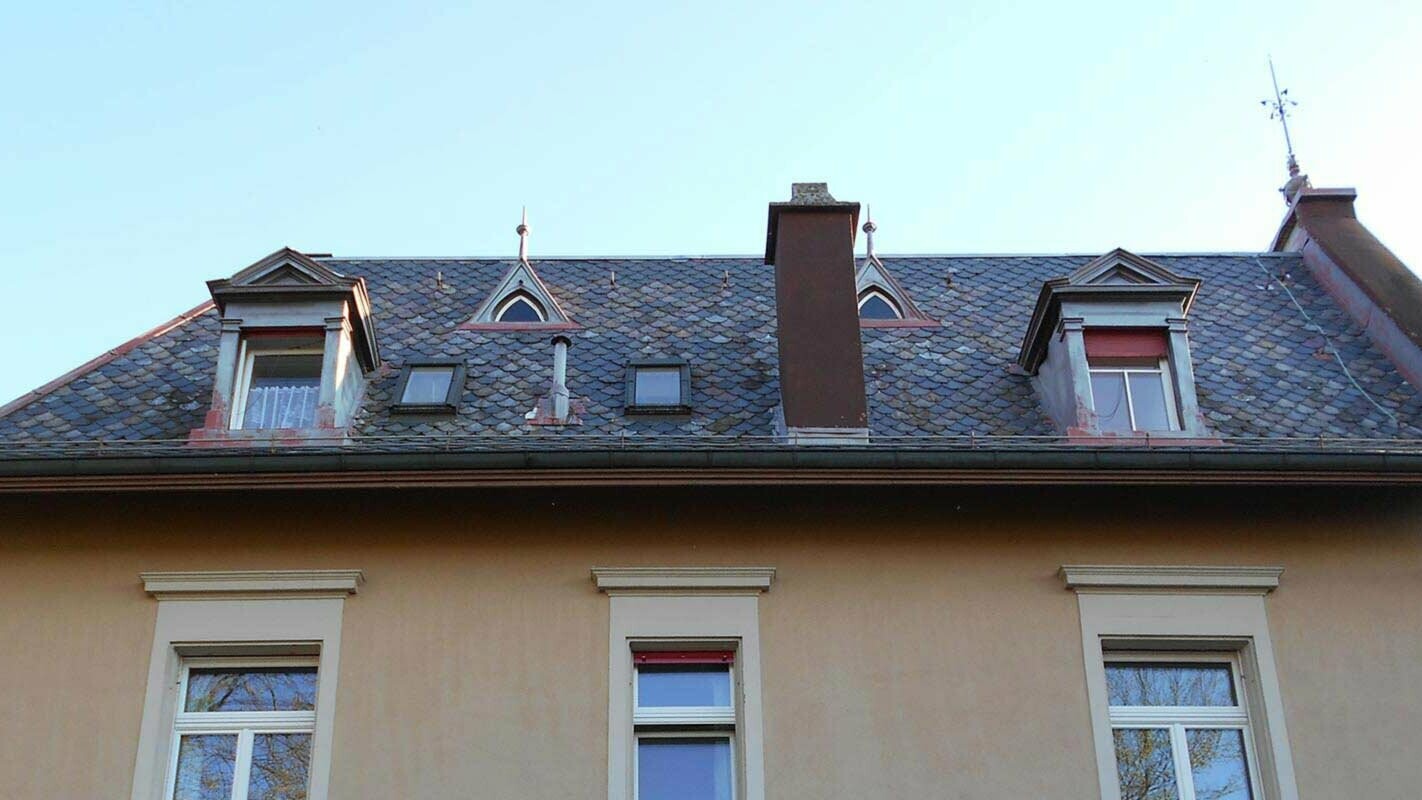 stará strecha s vikiermi zložitých tvarov pred rekonštrukciou s použitím PREFA falcovaných šablón