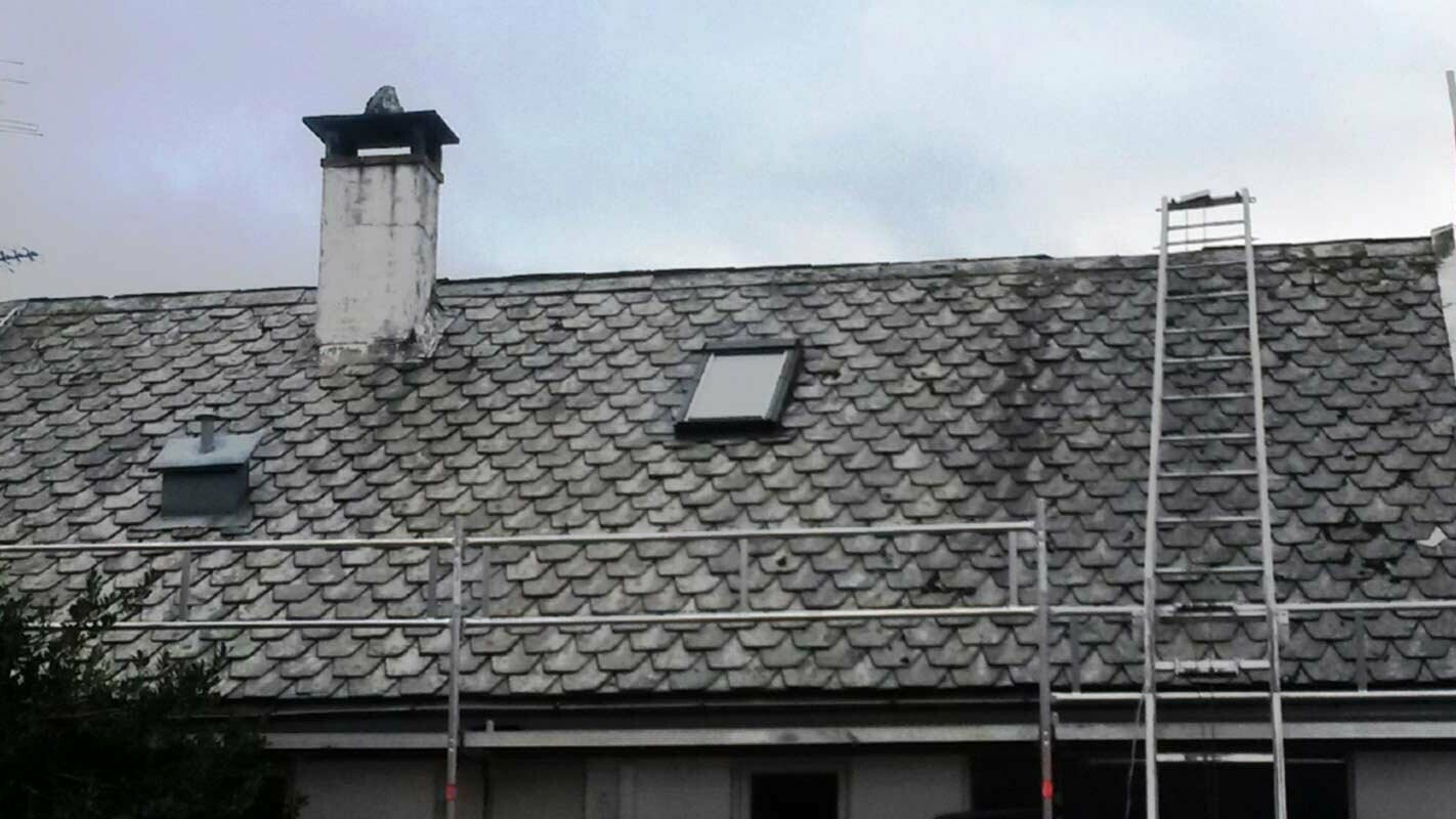 Rekonštrukcia veľmi starej strechy vrátane komína s použitím PREFA falcovaných šablón 
