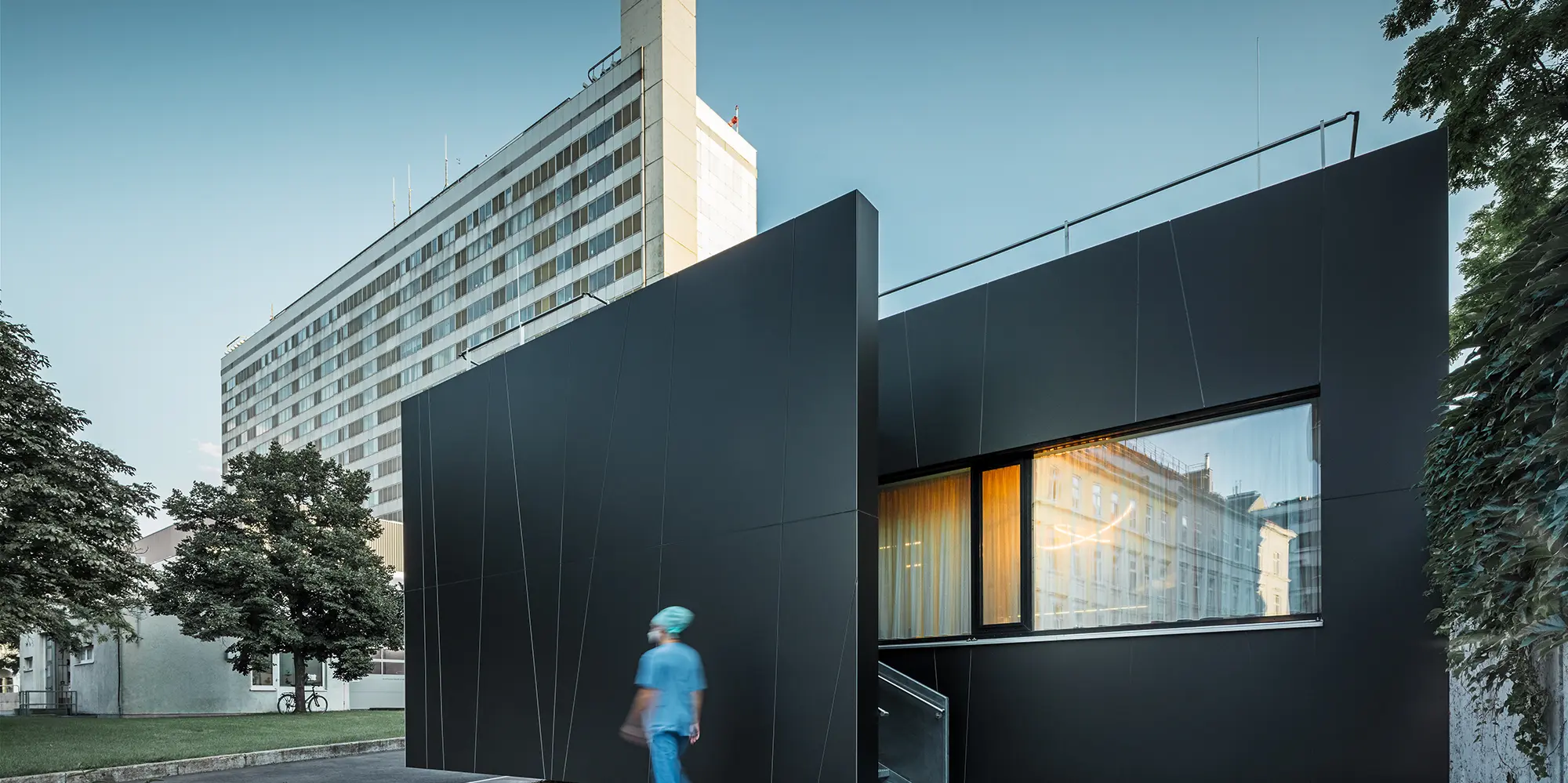 Fasáda centrálnej pohotovosti kliniky Landstraße v Juchgasse vo Viedni s čiernošedým kompozitným panelom PREFA.
