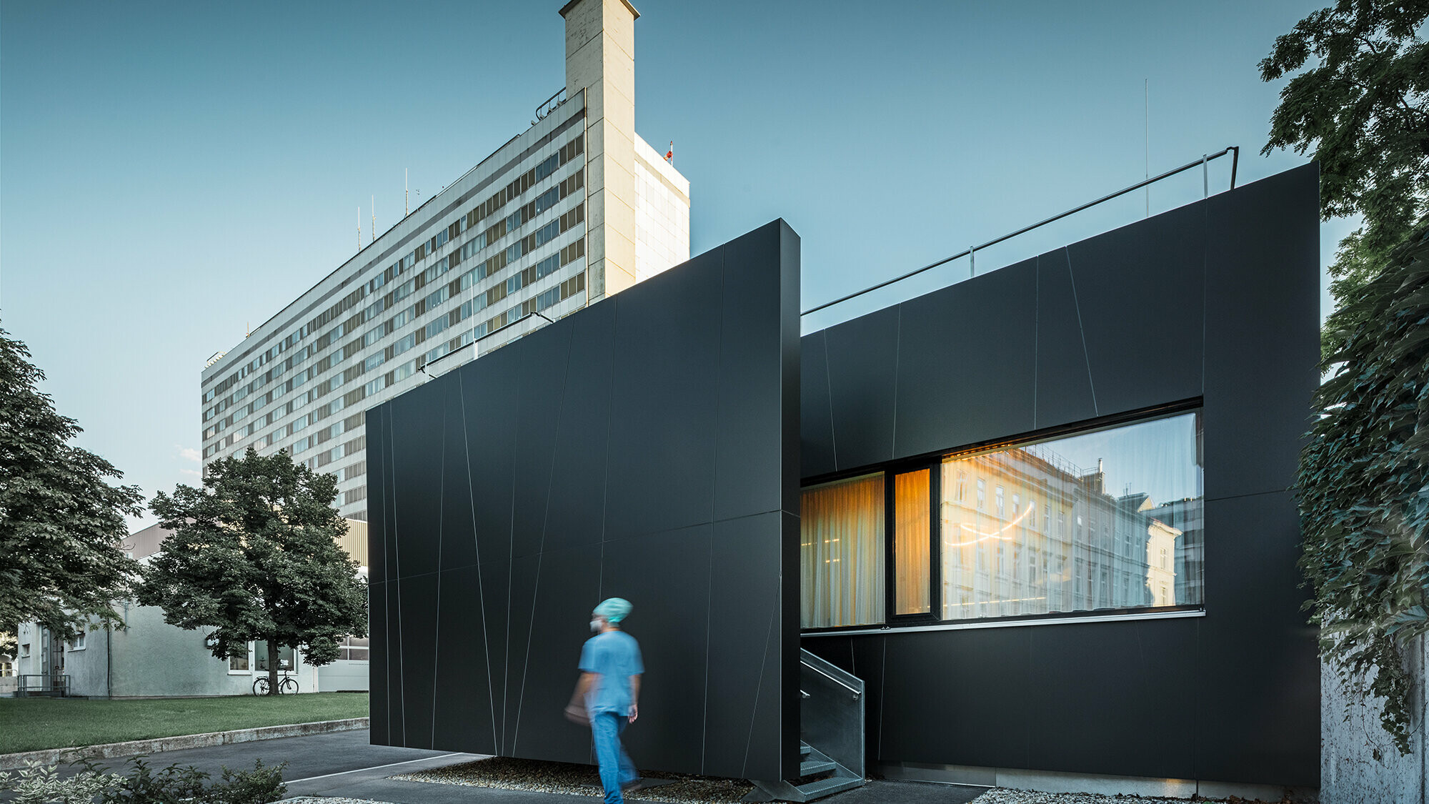 Fasáda centrálnej pohotovosti kliniky Landstraße v Juchgasse vo Viedni s čiernošedým kompozitným panelom PREFA.