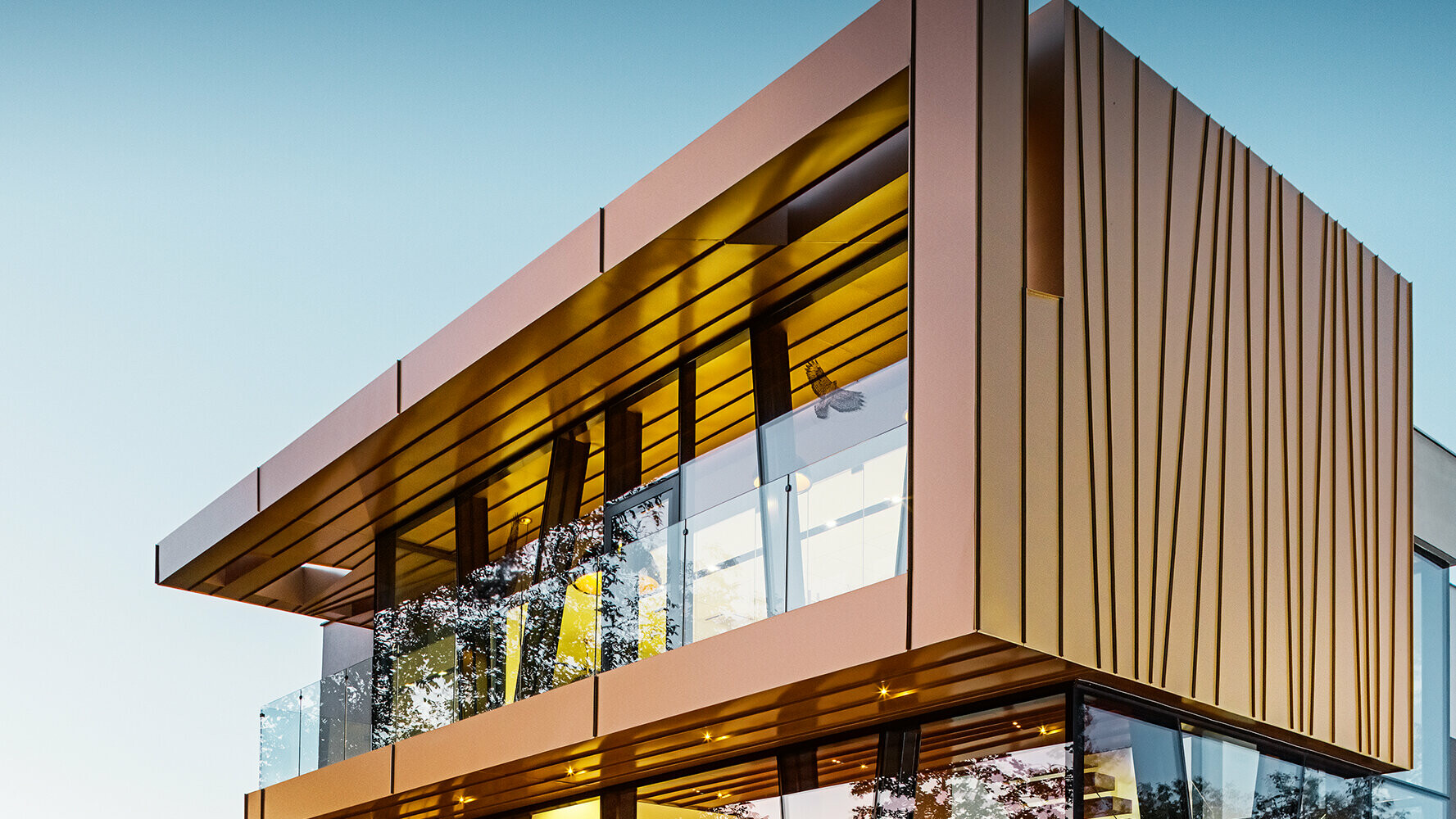 Vínna pivnica Nepravidelné drážky hliníkovej fasády v mayskej zlatej dodávajú budove veľmi osobitý vzhľad.
