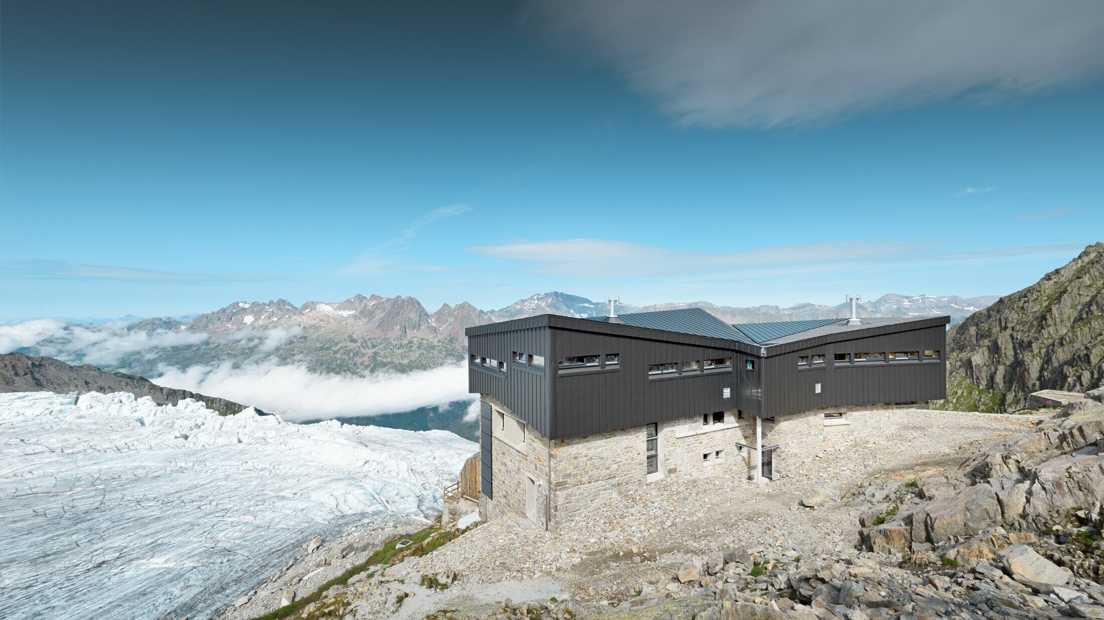 Chata Refuge Albert 1er na Mont Blancu so systémom PREFALZ vo farebnom odtieni čiernošedá na streche a fasáde.