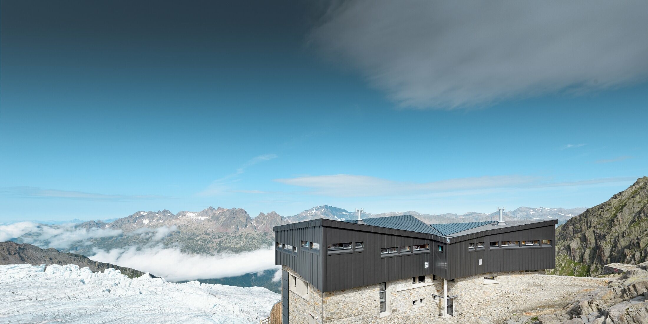 Chata Refuge Albert 1er na Mont Blancu so systémom PREFALZ vo farebnom odtieni čiernošedá na streche a fasáde.