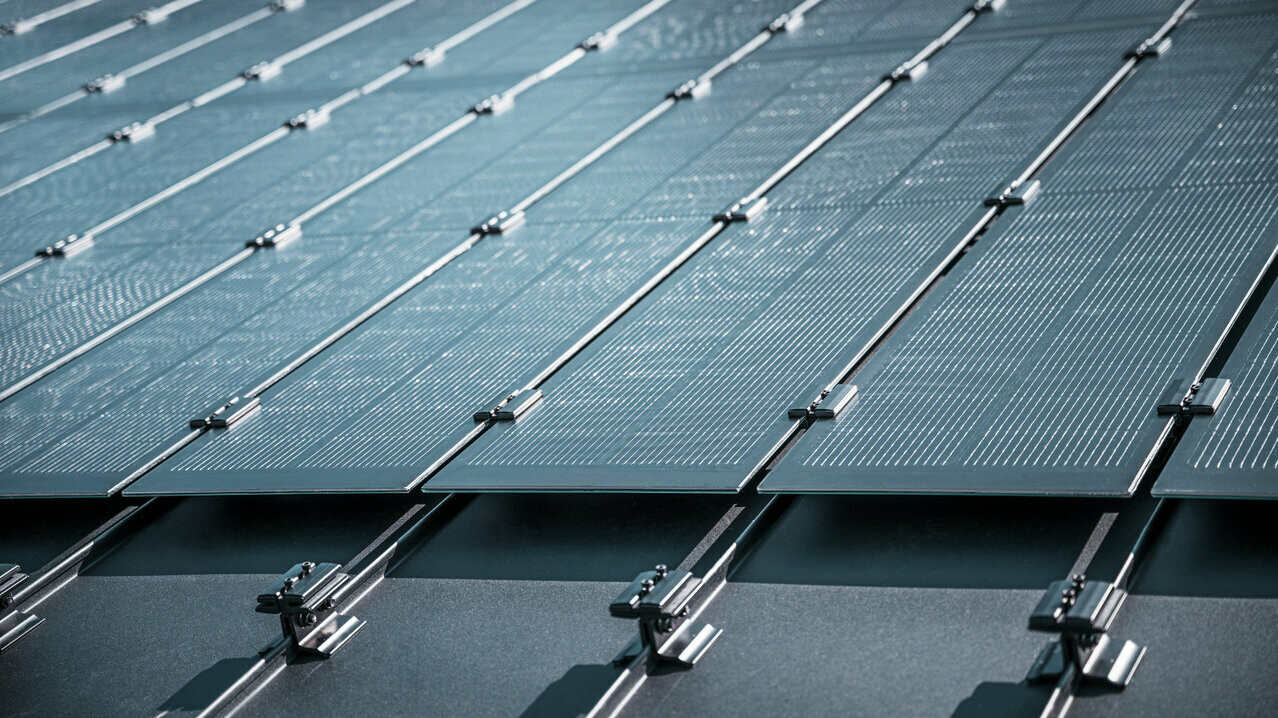 Detailný pohľad na montáž solárnych modulov Prefalz na streche v Meschede
