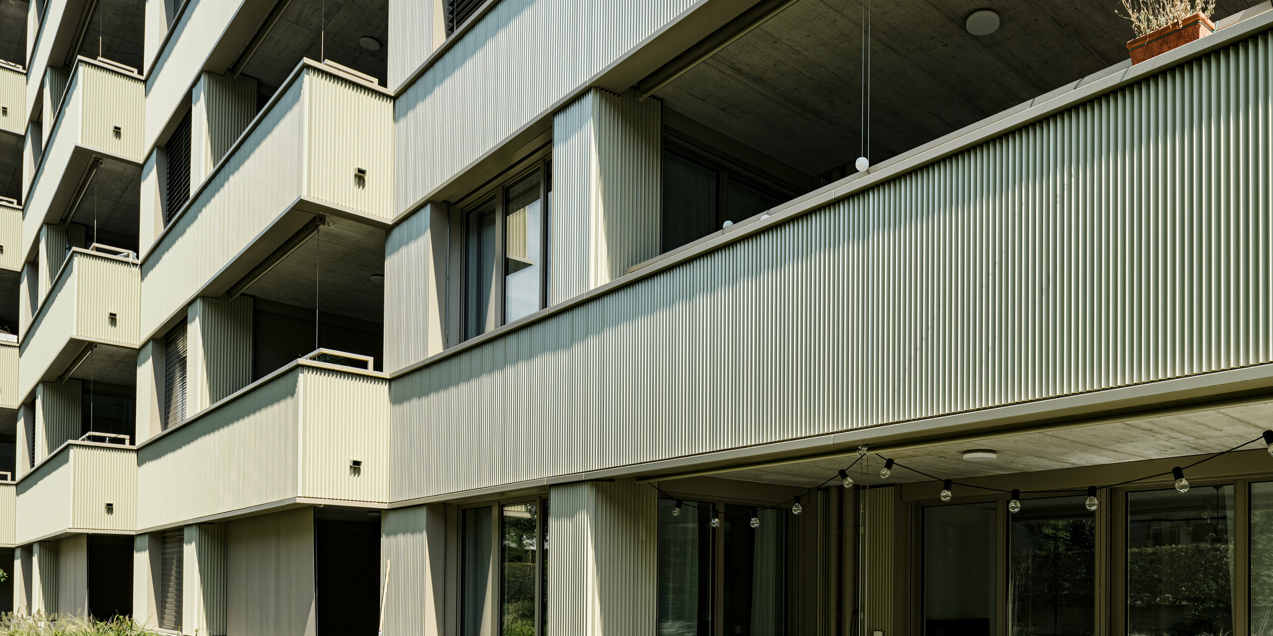 Moderná obytná budova „Stetterhaus“ v Altstetten, Zürich je zahalená do unikátnej fasády – prelamovaného profilu PREFA v špeciálnej farbe perleťová metalická.