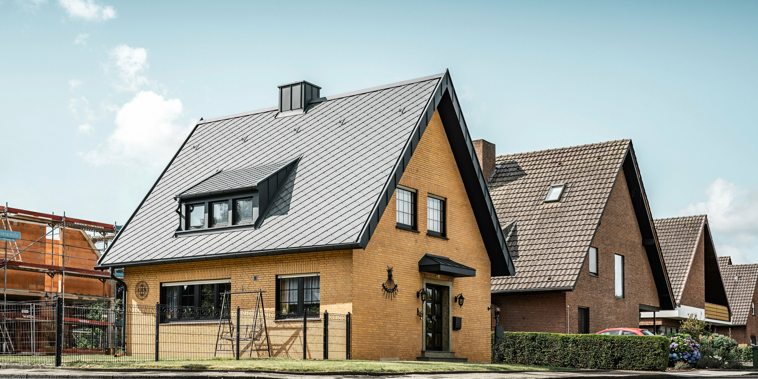 PREFA strešná šablóna 29 × 29, PREFALZ, žľab a dažďový zvod vo farbe P.10 antracitová zdobia rodinný dom v Tönisvorste.