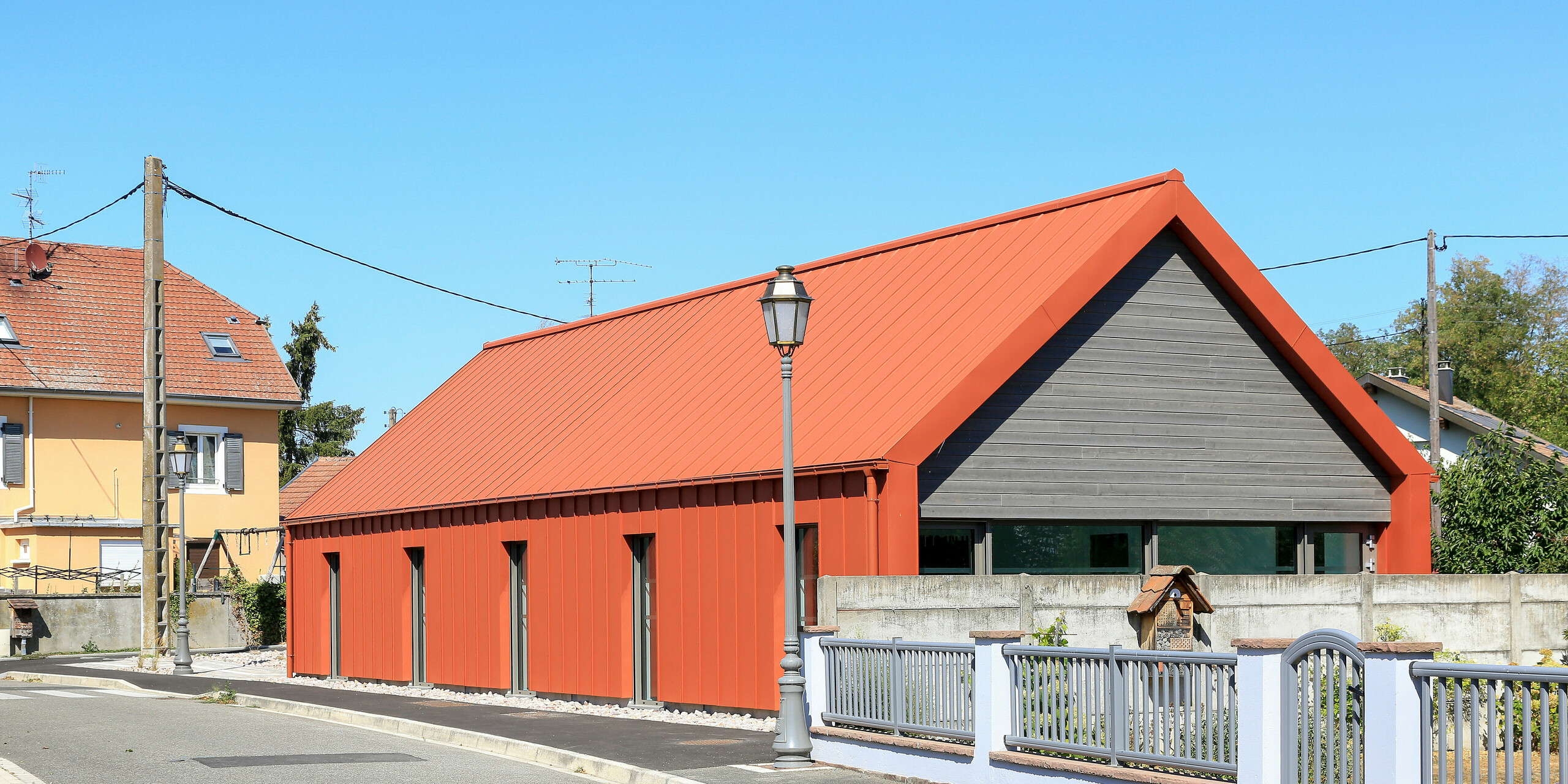 Strešný a fasádny systém PREFALZ vo farbe P.10 tehlovočervená na fare v Chalampe