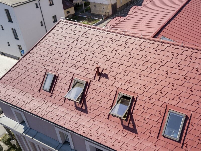 Letecký záber na šindľovú časť strechy so strešnými oknami. 