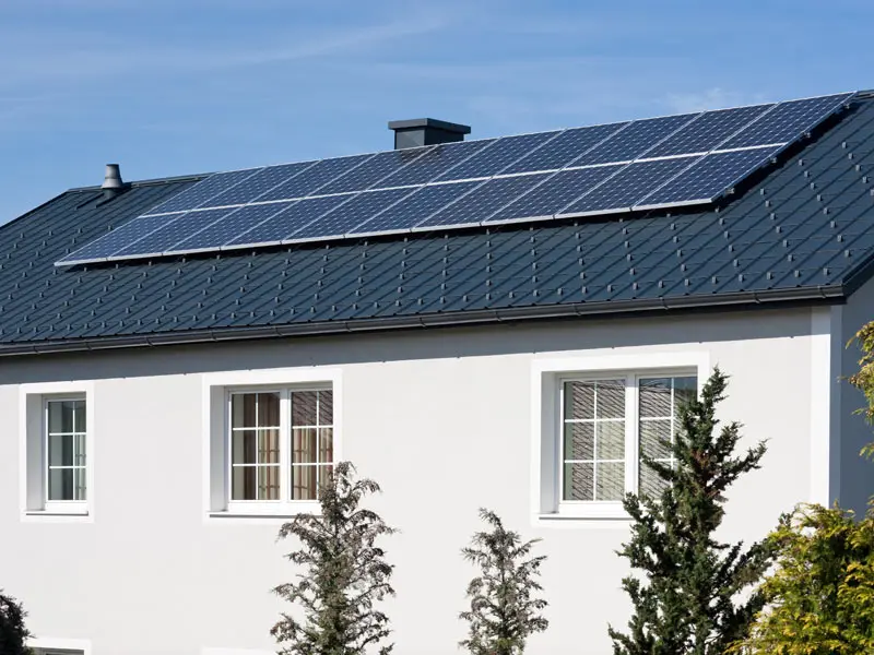 Na inštaláciu fotovoltického systému na strešné panely PREFA antracitovej farby sa použil montážny systém PREFA Solar PS.13