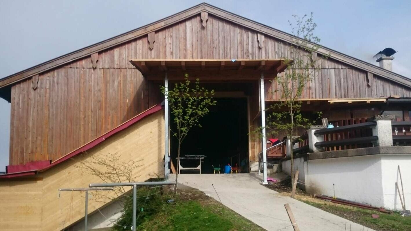 zvetraná fasáda senníka pred rekonštrukciou s použitím PREFA fasádnych šindľov