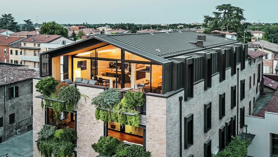 Udržateľný obytný dom v Taliansku s hliníkovou strechou PREFALZ a zelenou tehlovou fasádou.