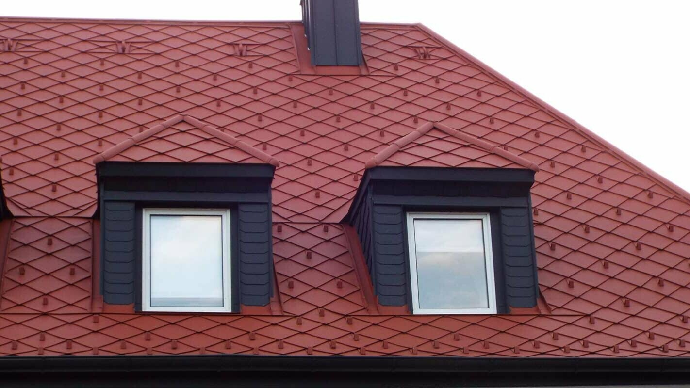 Rekonštrukcia strechy s valbovými vikiermi s použitím PREFA falcovaných šablón s optikou pálenéj škridle  