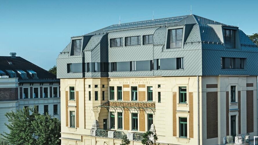 Historický Simonyho dom vo Viedni po rekonštrukcii so strešnými a fasádnymi šablónami PREFA v svetlošedej farbe P.10