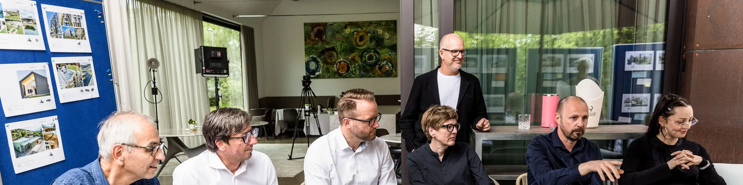 Odborná diskusia vysokokvalitnej poroty PREFARENZEN: Experti na architektúru analyzujú výnimočné architektonické projekty pomocou veľkoformátových snímok. Zameriavajú sa na inovatívne riešenia striech s materiálmi PREFA, udržateľné stavebné metódy a kontextuálne návrhy. Tvorivá výmena názorov prebieha v uvoľnenej atmosfére v sídle vinohradníka v regióne Seewinkel v Burgenlande.