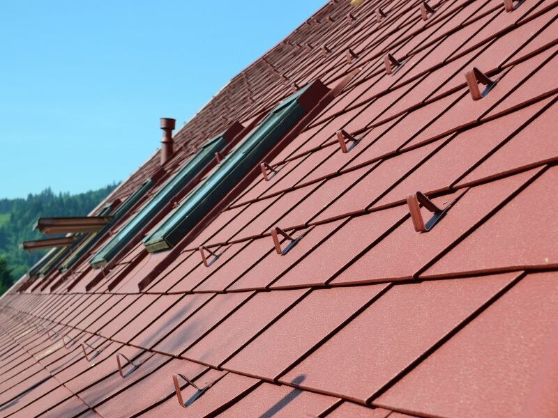 Detailný záber na Prefa šindeľ s protisnehovou ochranou so zlomom.