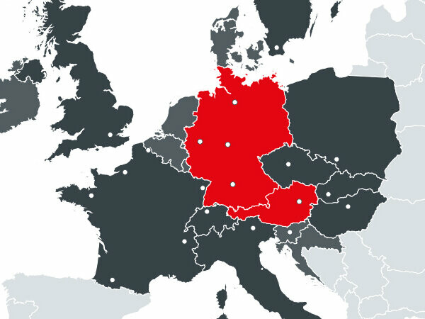 Mapa zobrazujúca všetky európske krajiny, v ktorých PREFA podniká, s dvoma výrobnými závodmi v Rakúsku a Nemecku vyznačenými červenou farbou