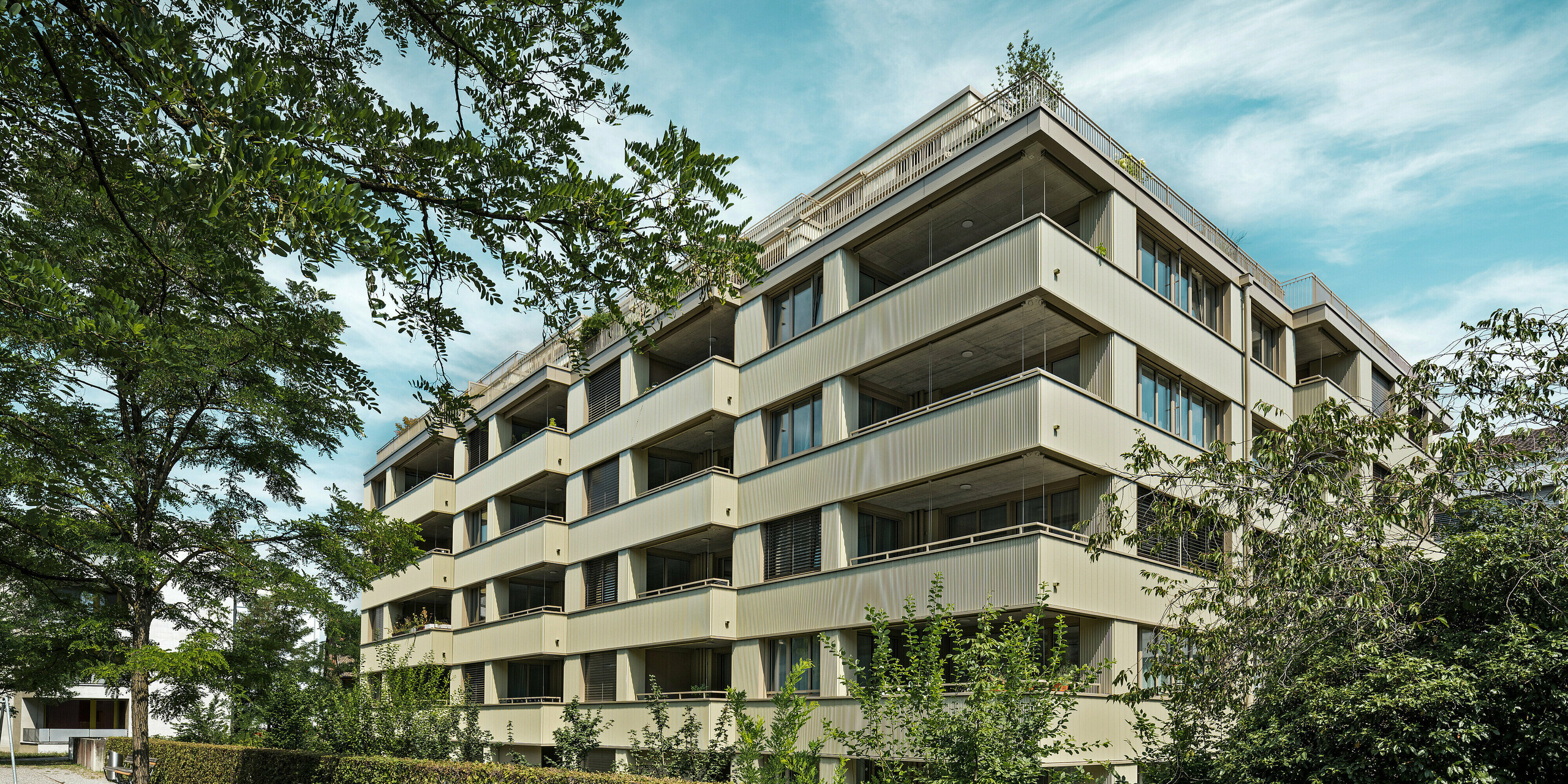 Moderná obytná budova „Stetterhaus“ v Altstetten, Zürich je zahalená do unikátnej fasády – prelamovaného profilu PREFA v špeciálnej farbe perleťová metalická.