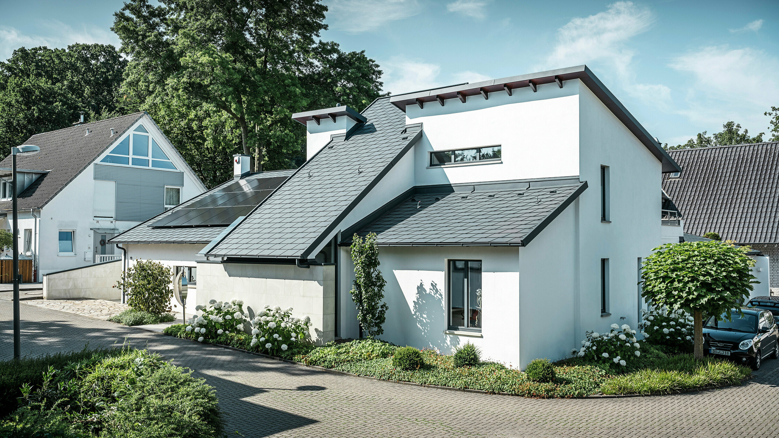 Ein PREFA Komplettsystem aus Aluminium verkleidet die außergewöhnliche Dachlandschaft eines Einfamilienhauses in Dortmund