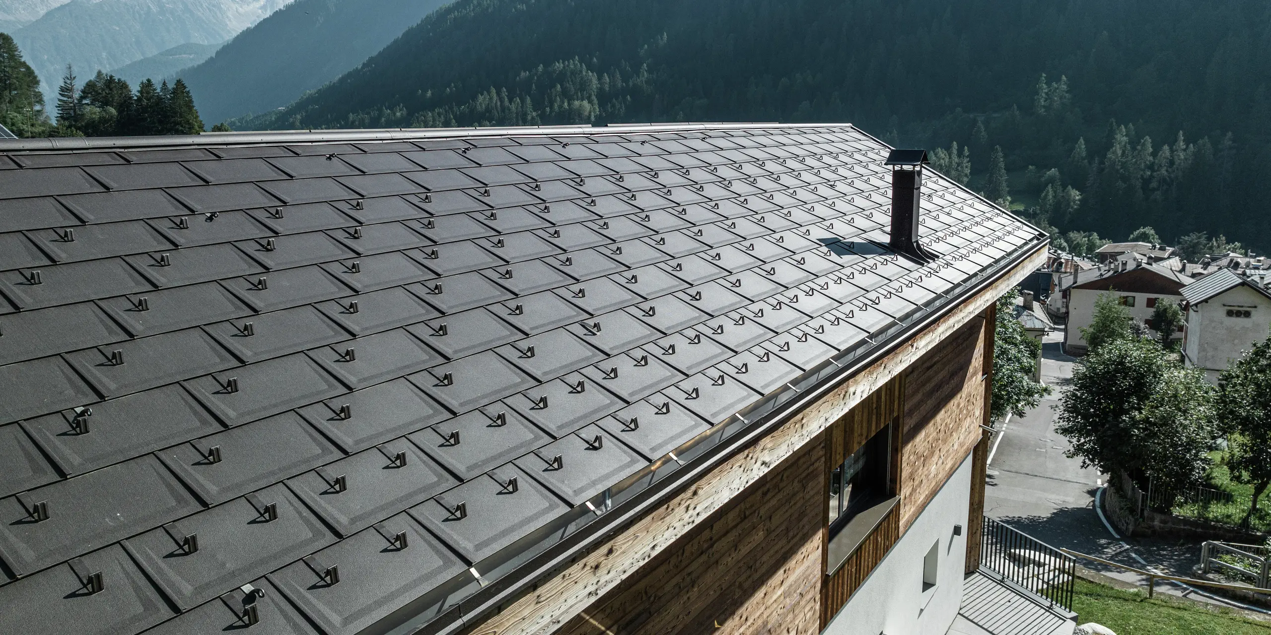 Detailný záber na strešné panely PREFA R.16 v hnedej farbe P.10 dodávajú tejto horskej chate v Cogolo, Val di Sol, štýlový vzhľad a zároveň poskytujú maximálnu ochranu pred extrémnymi poveternostnými podmienkami. Odolná hliníková strešná krytina s integrovanými snehovými zábranami zaručuje bezpečnosť a stabilitu vo vysokohorských výškach. Nenáročná údržba a estetická strecha pre celé generácie.