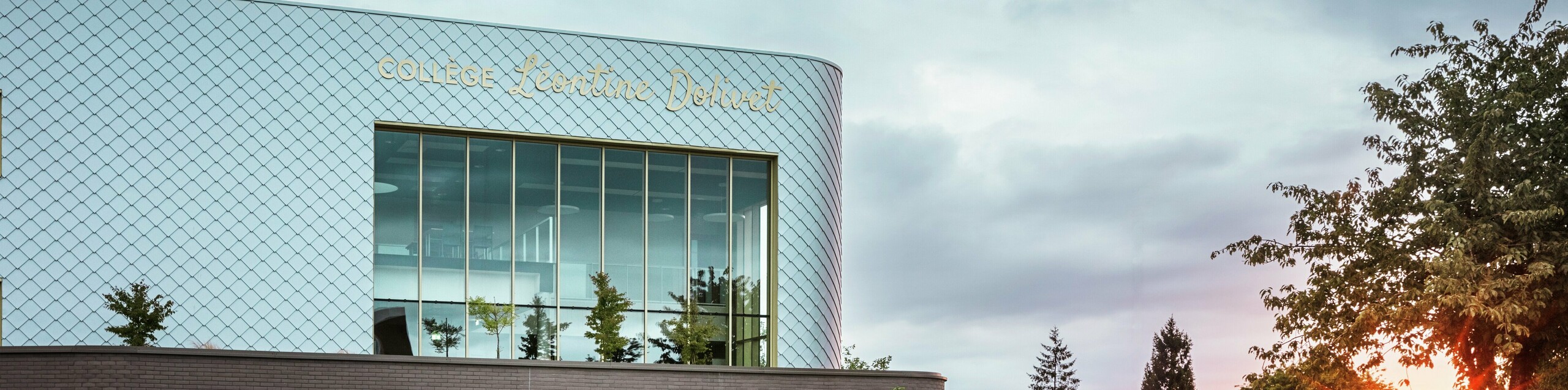 Moderná školská budova Collège Léontine Dolivet v Cesson-Sévigné s výraznou hliníkovou fasádou z približne 15 000 PREFA fasádnych šablón v striebornom metalickom vyhotovení. Lesklý povrch odráža svetlo a vytvára živý, elegantný vzhľad. Veľké sklenené fasády otvárajú výhľad do zelene, zatiaľ čo robustné fasádne riešenie PREFA zaručuje dlhú životnosť a odolnosť voči poveternostným vplyvom. Kombinácia meniaceho sa kovu a čistej architektúry robí z budovy skutočný pohľadový magnet a podčiarkuje výhody hliníka: je ľahký, bezúdržbový a trvalo udržateľný.
