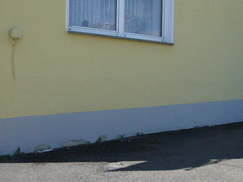 Aufgrund der ausgebrochenen am Fassadensockel wird das Haus mit PREFA saniert.