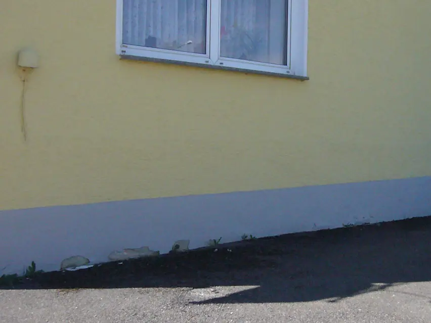 Aufgrund der ausgebrochenen am Fassadensockel wird das Haus mit PREFA saniert.