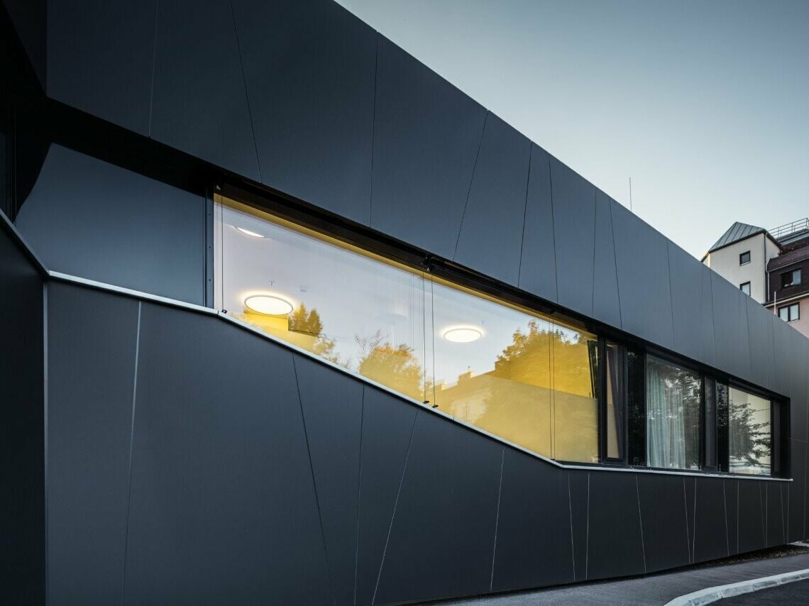 Fassade mit schwarzgrauer Aluminium-Verbundplatte der zentralen Notaufnahme in Wien.
