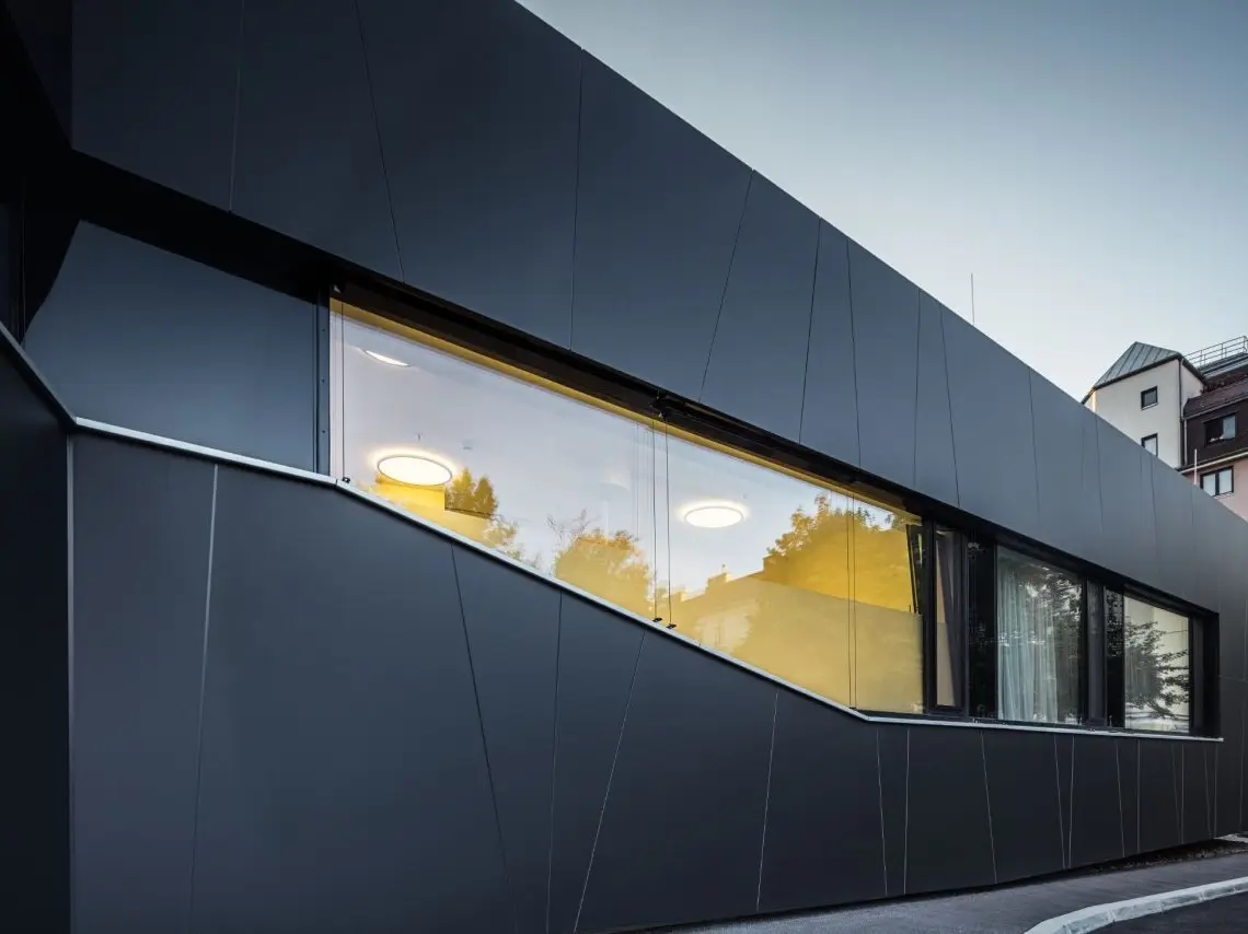 Fassade mit schwarzgrauer Aluminium-Verbundplatte der zentralen Notaufnahme in Wien.