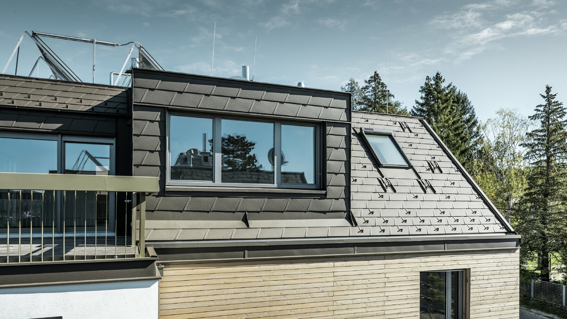 Zobytnenie podkrovia, obklad strechy a fasády so strešným šindľom PREFA DS.19 vo farbe P.10 hnedá