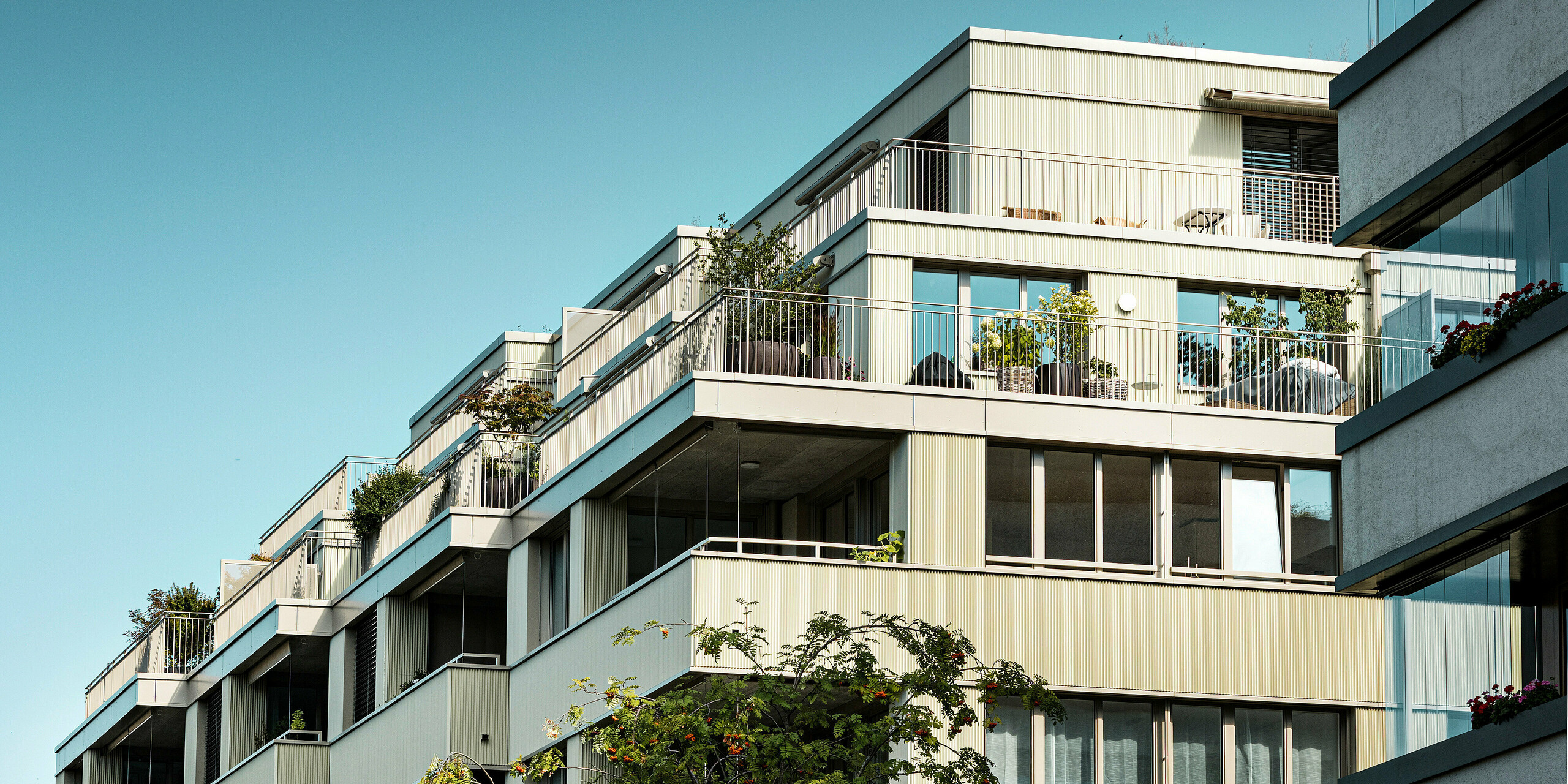 Moderná obytná budova „Stetterhaus“ v Altstetten, Zürich je zahalená do unikátnej fasády – prelamovaného profilu PREFA v špeciálnej farbe perleťová metalická.