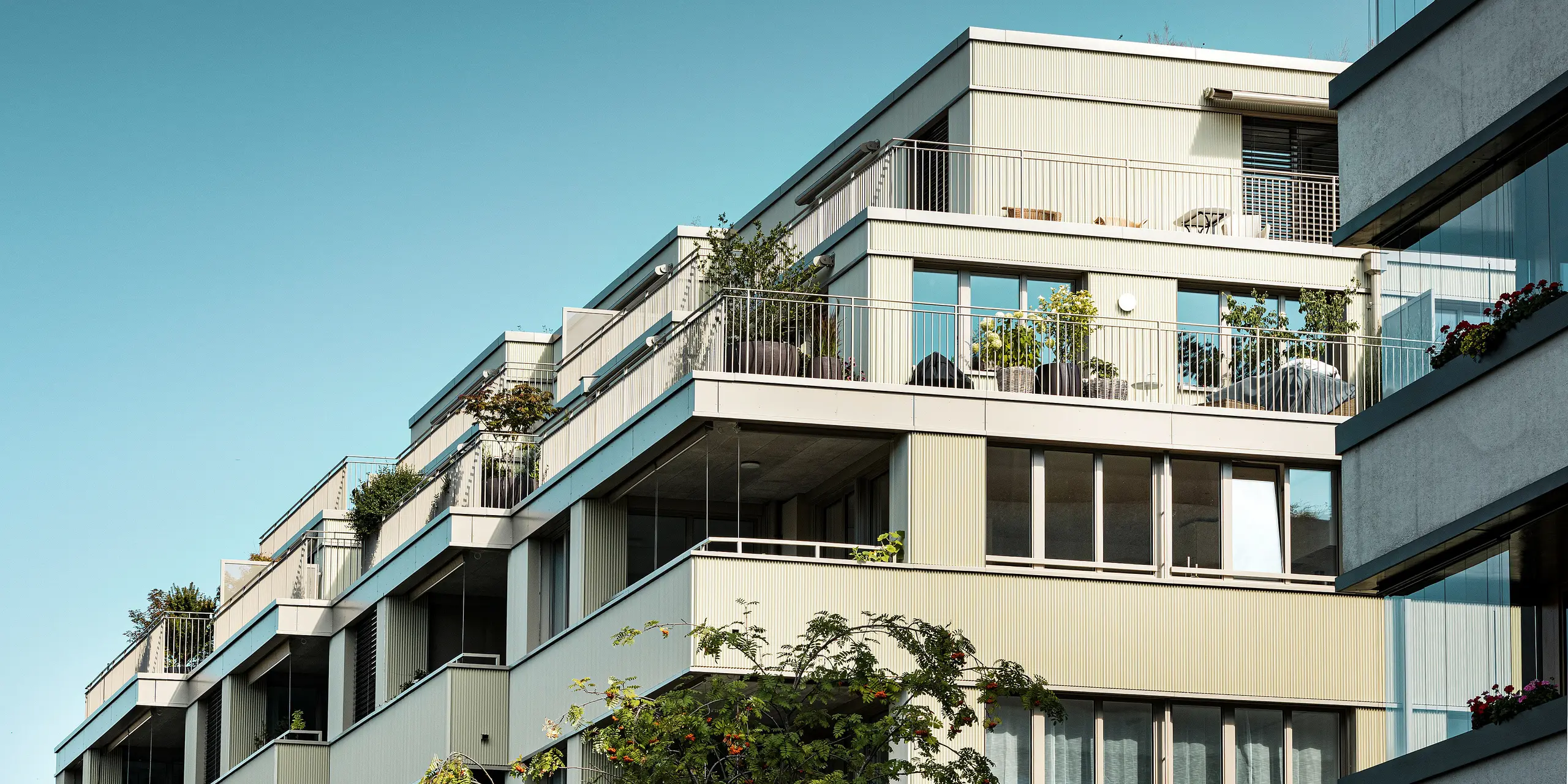 Moderná obytná budova „Stetterhaus“ v Altstetten, Zürich je zahalená do unikátnej fasády – prelamovaného profilu PREFA v špeciálnej farbe perleťová metalická.
