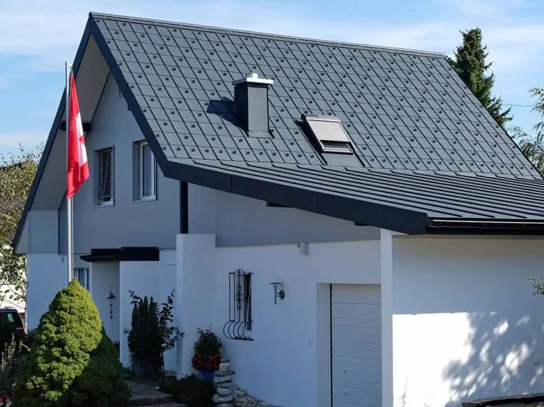 Dom s garážou po rekonštrukcii strechy s použitím PREFA falcovaných škridiel antracitovej farby