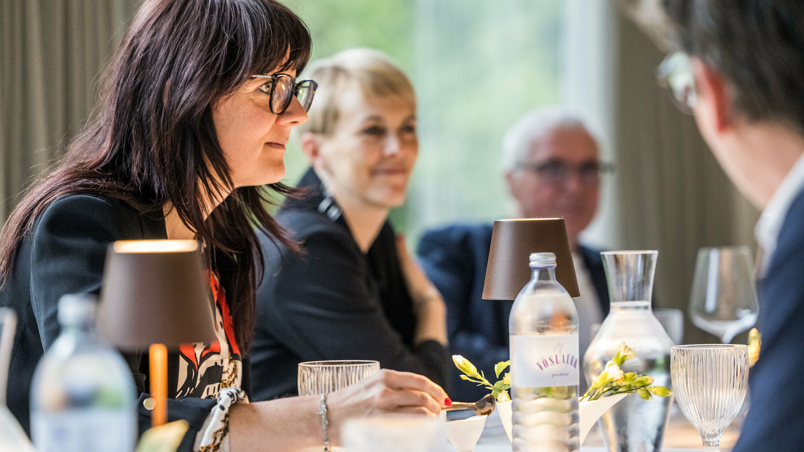 Bettina Almeida a Veronika Roll (PREFA Marketing) v sústredenej výmene názorov počas odborného dialógu PREFARENZEN 2026 v sídle vinohradníka v Seewinkel. Diskusia sa zamerala na architektonickú kvalitu, udržateľné materiály a výber najinšpiratívnejších projektov pre nadchádzajúcu knihu a kalendár architektúry PREFARENZEN. Podujatie ponúka platformu na tvorivú diskusiu medzi architektúrou, médiami a PREFA.