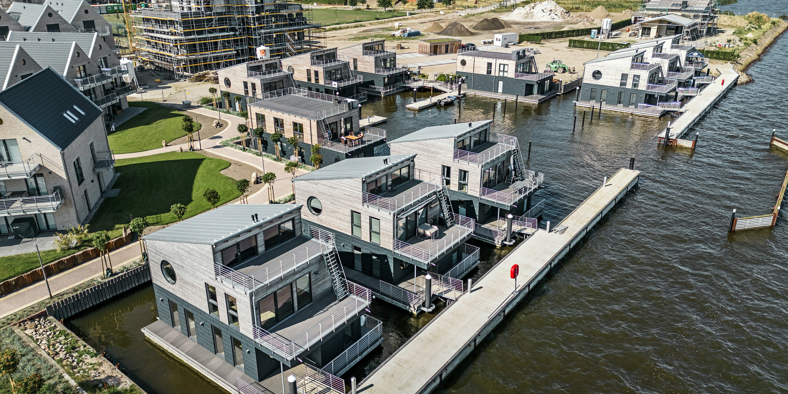 Hliníková fasáda PREFA Siding.X obklopuje jedenásť hausbotov v prístave Schleswig
