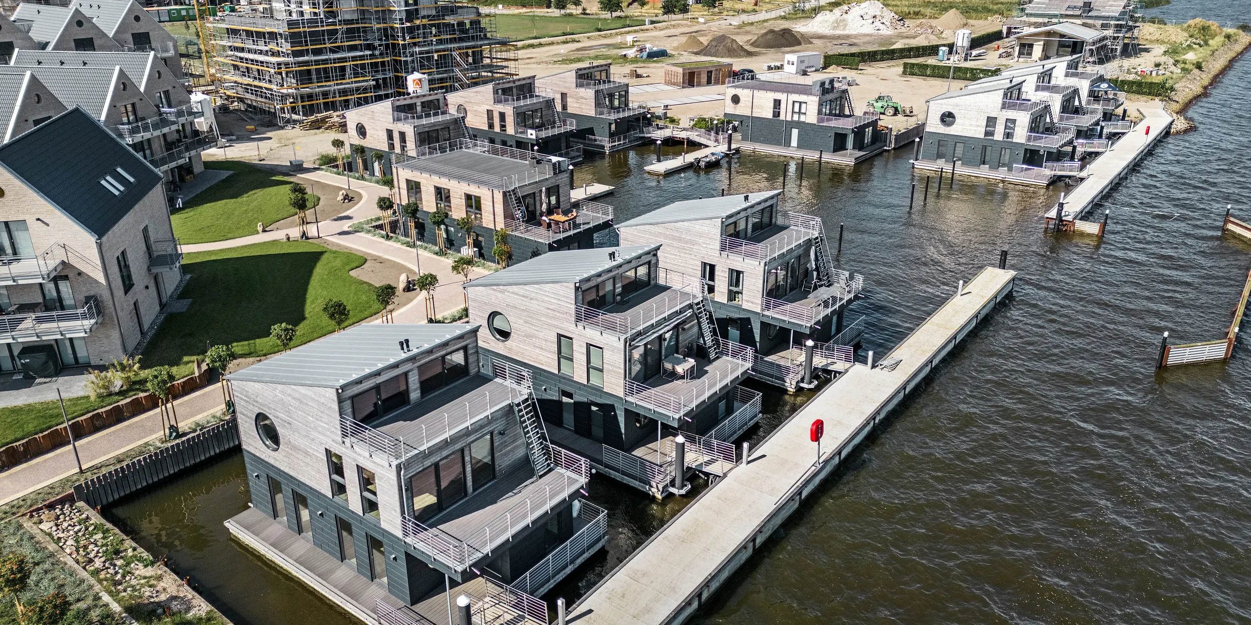 Hliníková fasáda PREFA Siding.X obklopuje jedenásť hausbotov v prístave Schleswig