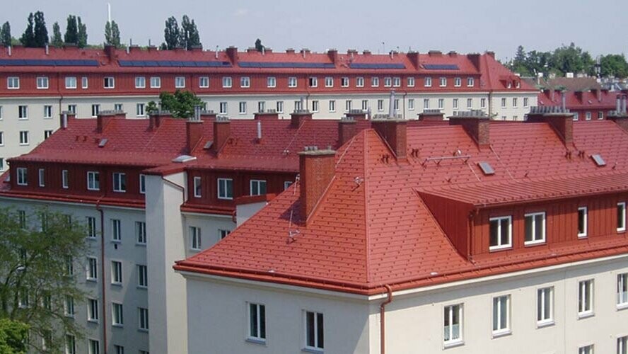 Fotografia obytných budov budovy Hugo-Breitner-Hof vo Viedni. Strechy boli pokryté šindľom PREFA v tehlovočervenej farbe.
