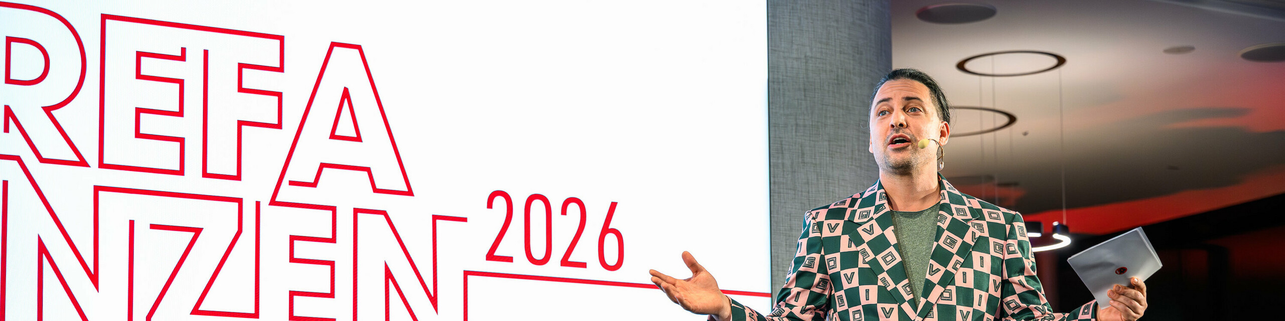 Úžasný moment na pódiu počas prezentácie PREFARENZEN 2026: Moderátor Serkan Temel nadchol publikum svojím šarmom, humorom a nápadným outfitom. Jeho prítomnosť podčiarkla kreatívneho ducha podujatia, ktoré spája inovácie, dizajn a komunitu. Večer plný zážitkov v k47.wien, ktorý ukazuje, ako moderná a všestranná je dnes hliníková architektúra s PREFA.